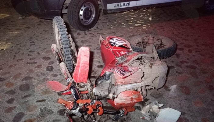 Motociclista impacta vehículo en Fluvial; iba a exceso de velocidad