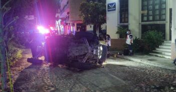 Roban Razer en Las Glorias; terminan volcados en el Libramiento