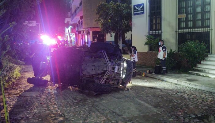 Roban Razer en Las Glorias; terminan volcados en el Libramiento