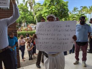 Se manifiestan guías de turistas y tour-operadores afuera de la presidencia de Puerto Vallarta