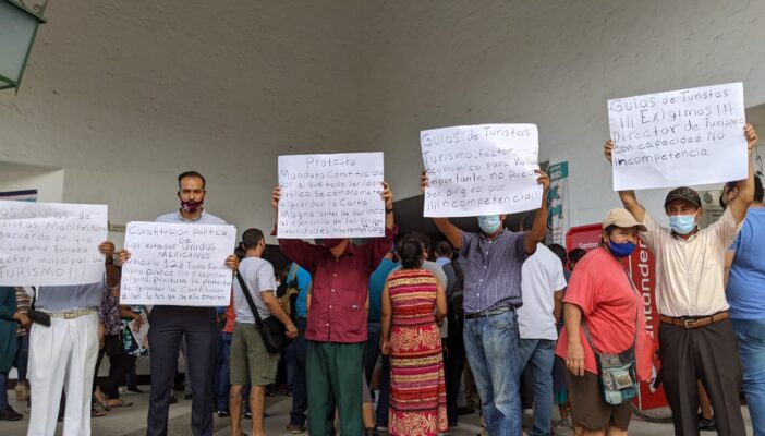 Se manifiestan guías de turistas y tour-operadores afuera de la presidencia de Puerto Vallarta
