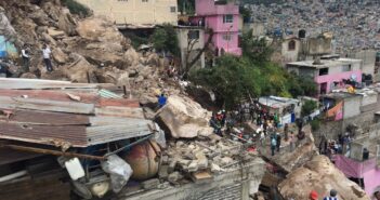 Derrumbe en Tlalnepantla deja 3 viviendas sepultadas