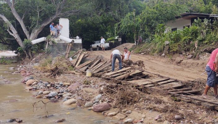 Empresarios vallartenses construirán puente que cayó en Playa Grande