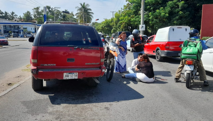 Joven motociclista sufre fractura de cráneo en accidente