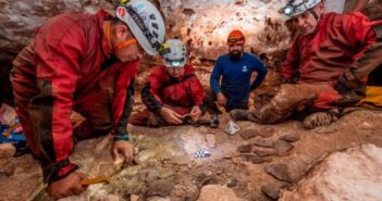 Hallan canoa maya de más de mil años en península de Yucatán