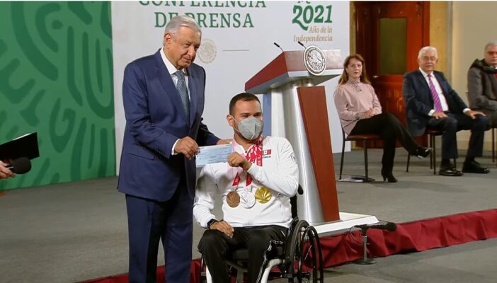 Entregan más de 110 millones a atletas olímpicos y paralímpicos