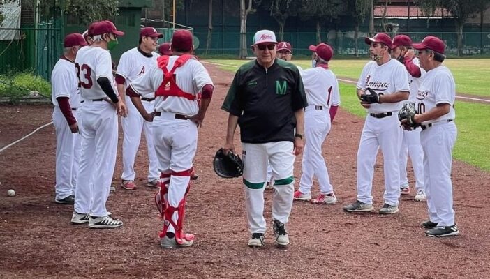 AMLO se desgarra la pierna jugando beisbol...