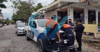 Fallece extranjero en una banca; se desconocen las causas