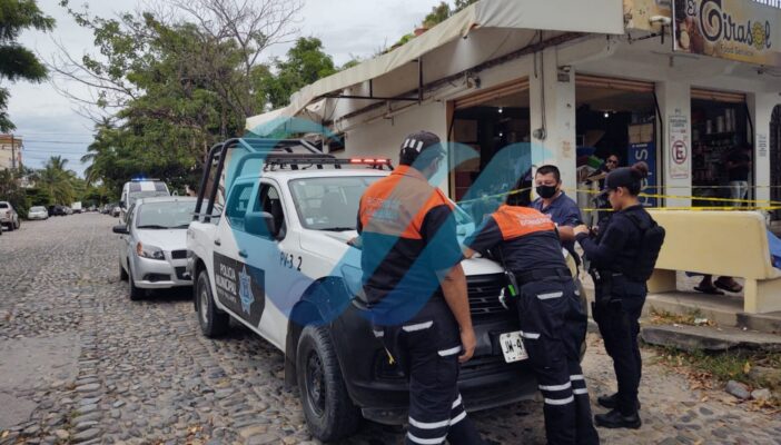 Fallece extranjero en una banca; se desconocen las causas
