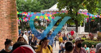 Se manifiestan trabajadores sindicalizados del Ayuntamiento en la Plaza de Armas