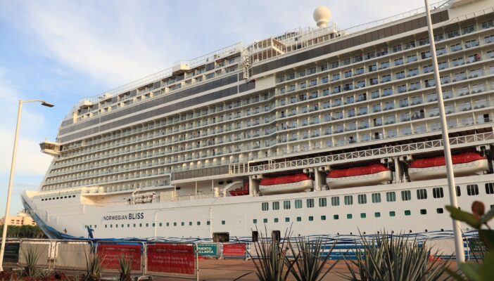 Responde Alfaro a Michel; 'sin pruebas, nadie baja de cruceros'