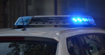 Detienen a policía por posesión de pornografía infantil