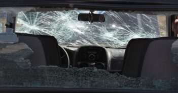 Agreden a policías y derriban sus drones porque “esparcían” covid