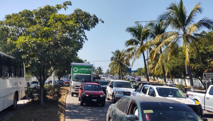 Retenes federales colapsan la federal 200 en Puerto Vallarta
