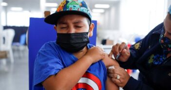 Juez ordena vacunar contra Covid a todos los menores de 12-17 años