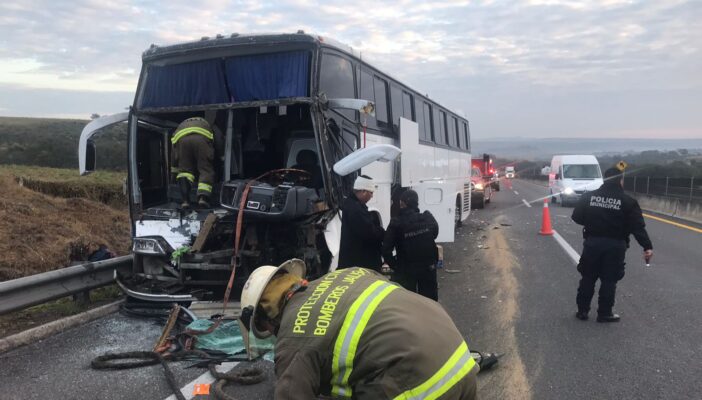 Choque en San Juan de los Lago deja saldo de 30 lesionados