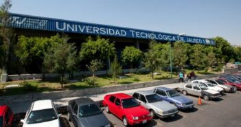 "Tenemos nosotros una forma de evaluar cuál ha sido el efecto, en términos de la pandemia, una encuesta que nos llenan todas las universidades, aproximadamente 150, que nos entregan esos datos cada dos semanas. Los datos que tengo claros es que no ha habido un solo brote de pandemia que tenga que cerrar una universidad". Recordó que las universidades cada vez que hay un caso positivo informan a todos los posibles contactos para que se pongan en observación al menos 5 días, con miras a que puedan regresar si presentan una prueba de coronavirus negativa, aunque varía de acuerdo el protocolo de cada uno de los planteles tanto públicos como privados. "La mayoría de ellas ha optado por tomar estas medidas, y en algunos casos en donde ha habido uno o dos casos del mismo grupo los mandan mejor a cuarentena, pero esos son casos contados y sucede esporádicamente en cada una de esas 150 universidades. Estamos hablando de todas las universidades particulares del estado, además de las públicas, particularmente el Tecnológico Mario Molina, la Universidad Tecnológica de Jalisco, la Universidad Politécnica y algunas otras". También añadió que "lo relevante de esto es que no ha habido casos graves, ni entre alumnos ni entre personal, y probablemente la razón sea que fueron vacunados previamente todo el personal y los profesores, y además de que los alumnos están siendo vacunados también. Entonces una buena decisión (regresar) y vamos avanzando bien".