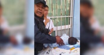 Policías de Tlajomulco reviven a bebé que se asfixiaba