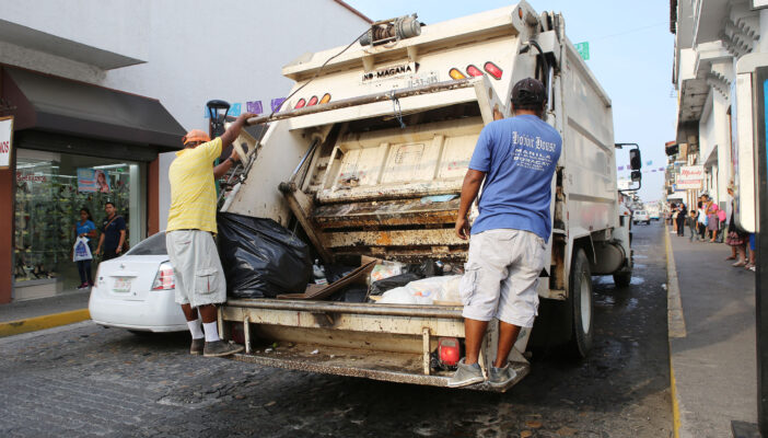 Invita profe Michel a los vallartenses a no sacar la basura el 25 y el 1 de enero