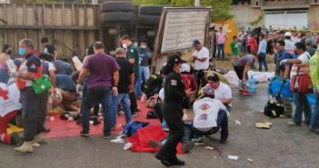 54 migrantes pierden la vida tras volcadura de camión que los transportaba