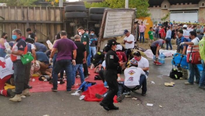 54 migrantes pierden la vida tras volcadura de camión que los transportaba