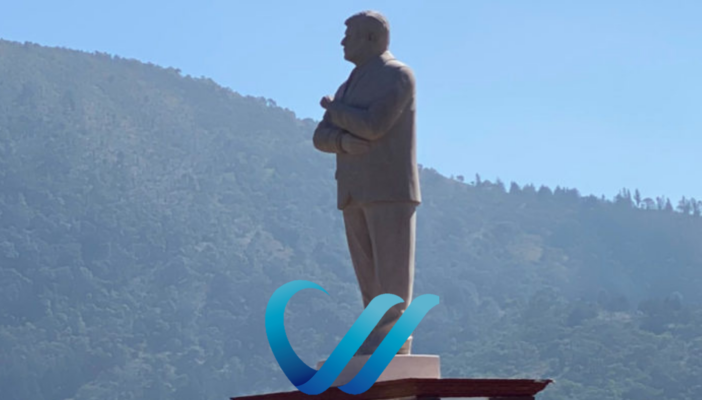 Develan estatua de AMLO en Atlacomulco, cuna del priismo