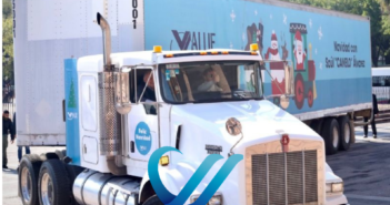 Canelo Álvarez llega a DIF de NL con tráiler cargado de juguetes