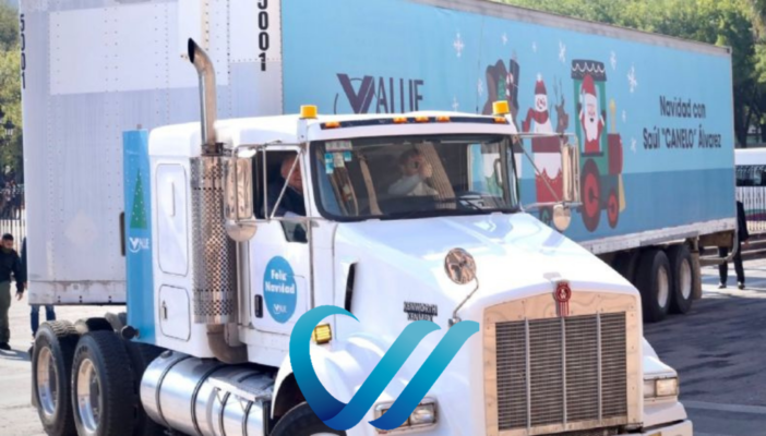 Canelo Álvarez llega a DIF de NL con tráiler cargado de juguetes