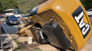 Cae maquina mientras era transportada por un tráiler