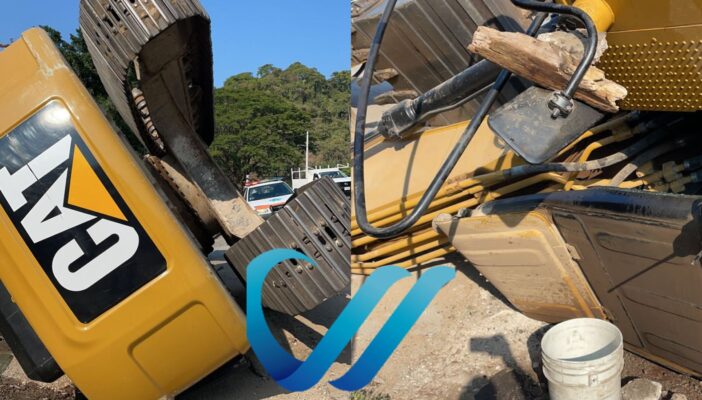 Cae maquina mientras era transportada por un tráiler