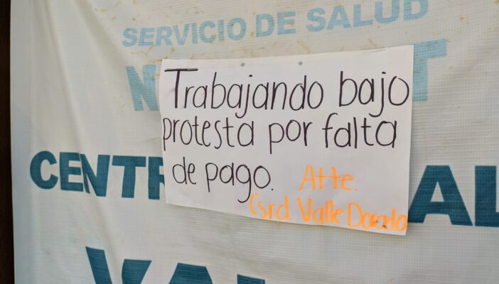 Trabajan en centro de salud de Bahía bajo protesta por falta de pagos