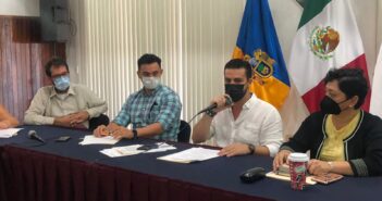 Se queja Luis Munguía por Villa Navideña, pero no hace nada al respecto