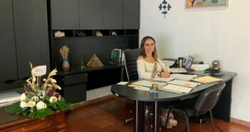 Regidora Carla Esparza sufre atentado; dañaron su camioneta