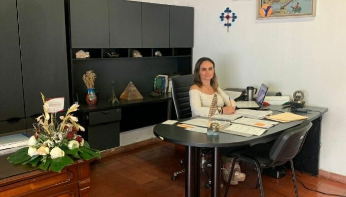 Regidora Carla Esparza sufre atentado; dañaron su camioneta