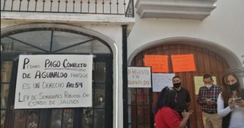 Se manifiestan trabajadores de Tonalá por deducciones en su aguinaldo