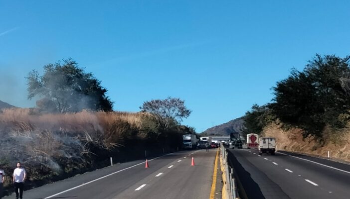 Trailero pierde la vida en aparatoso accidente en la Tepic-Jala