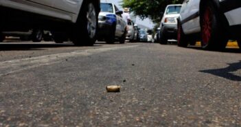 Atacan a balazo a representante legal de Carlos Lomelí