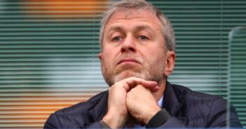 Dueño del Chelsea se desvincula del club; es ruso y aliado de Putin