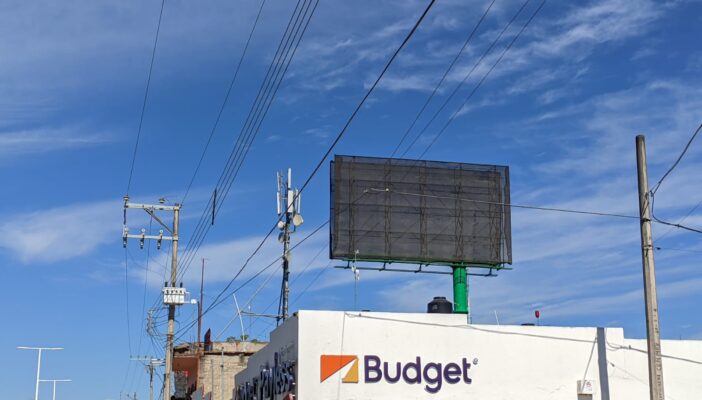 No instalarán anuncio en el espectacular frente al aeropuerto
