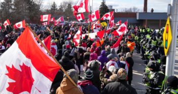 Canadá arresta civiles y desaloja autos del puente tomado por antivacunas