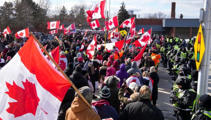 Canadá arresta civiles y desaloja autos del puente tomado por antivacunas