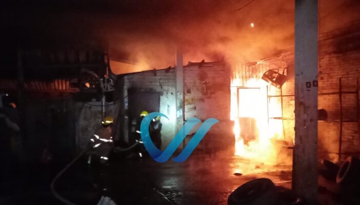 Incendio en llantera del Coapinole deja pérdidas importantes