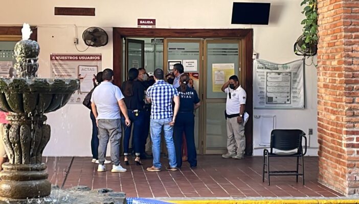 Mujer transgénero toma las oficinas del Registro Civil