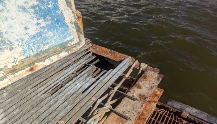 Muelle de Los Muertos pone en riesgo a los turistas