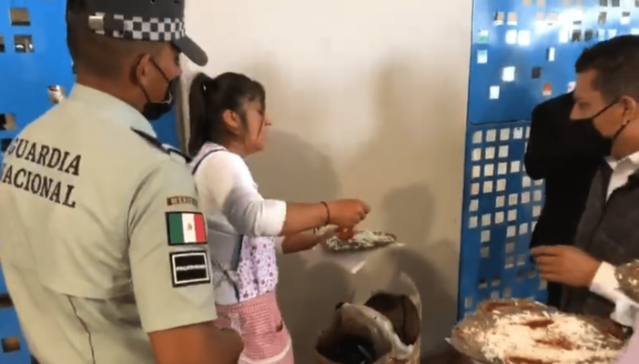 '¿Querían hamburguesas?', dice AMLO por el puesto de tlayudas en el AIFA