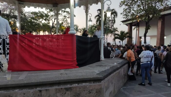 Trabajadores sindicalizados del ayuntamiento toman la plaza de armas