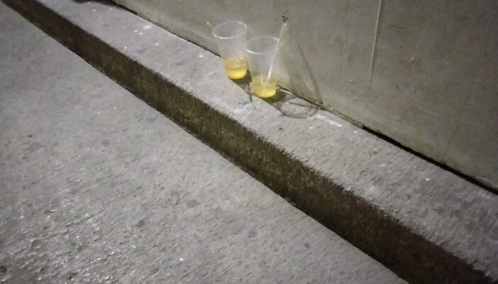 Usuarios del IMSS dejan basurero en las instalaciones