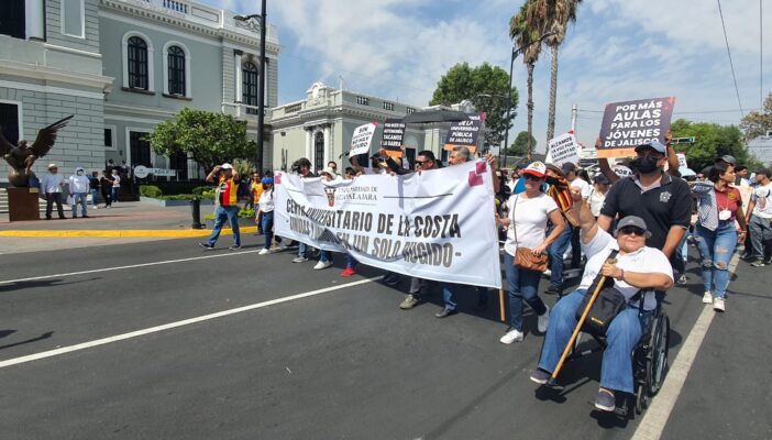 Dice UdeG que marcharon 100 mil, Protección Civil dice que fueron 46 mil