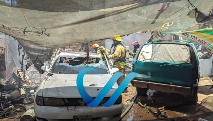 Incendio consume taller de laminado en el Pitillal