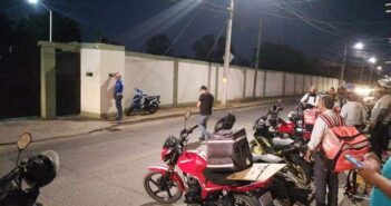 Soldados piden 45 pollos rostizados y no los pagan